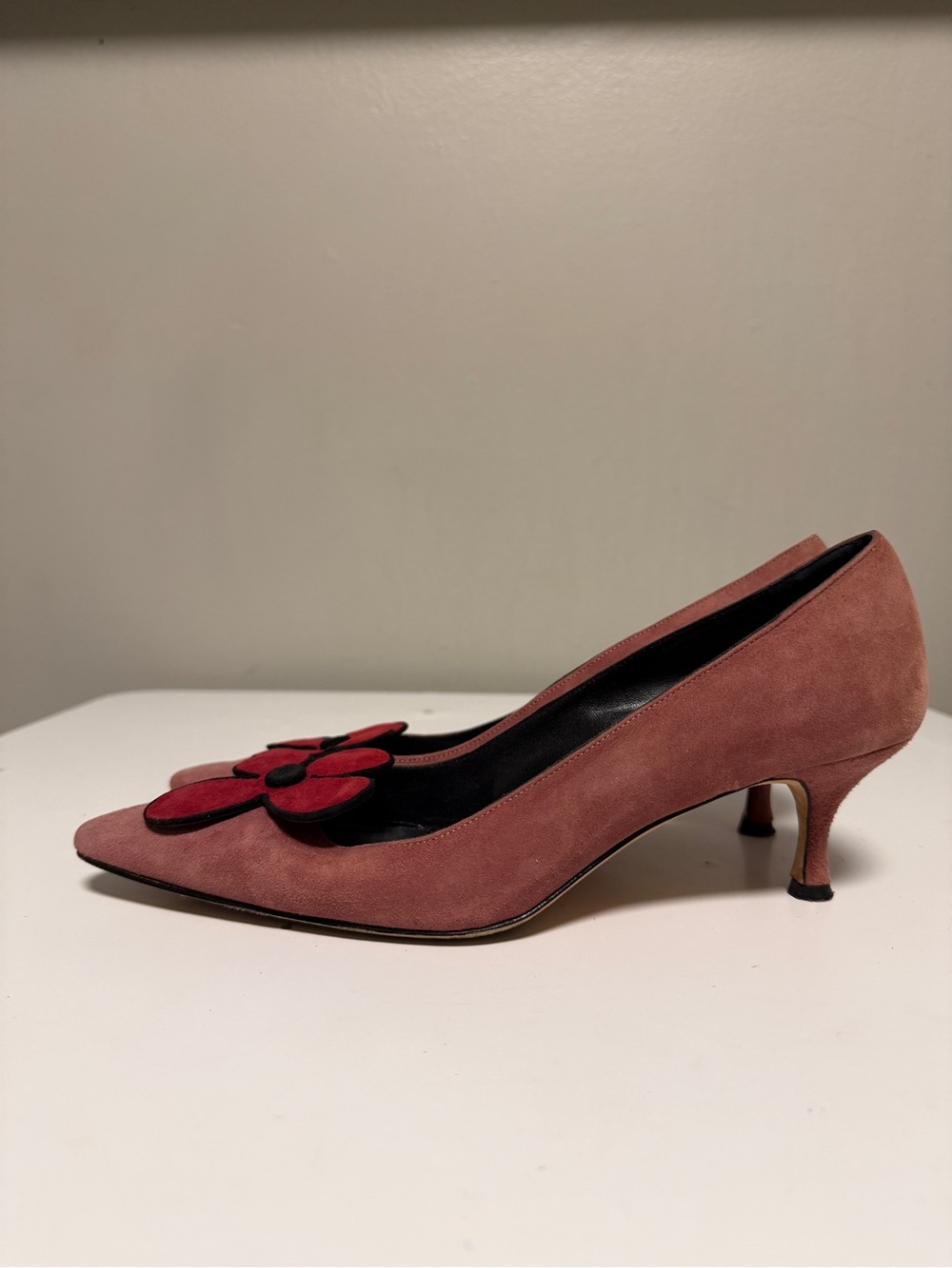 Manolo Blahnik Dusty Rose Suede Floral Flower Kitten Heels Pointed Toe US 8 UK 5